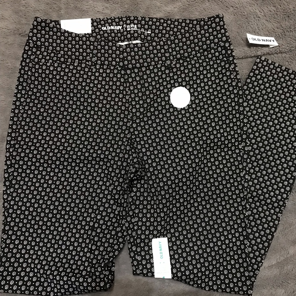 NWT. Size 4. Old Navy dress pants.